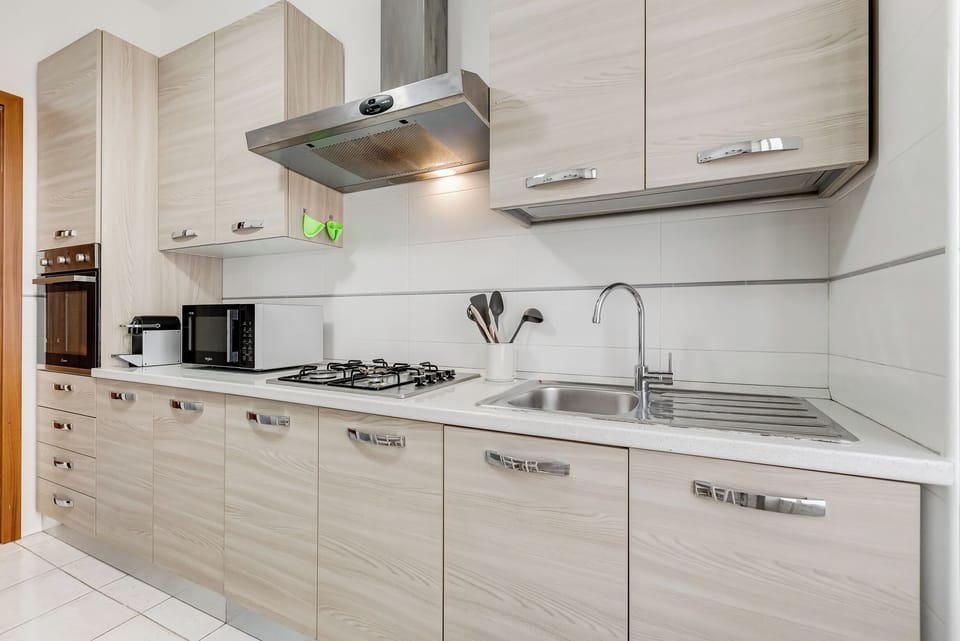 Apartment, 2 Bedrooms, Kitchen, City View | Private kitchen | Fridge, microwave, oven, stovetop