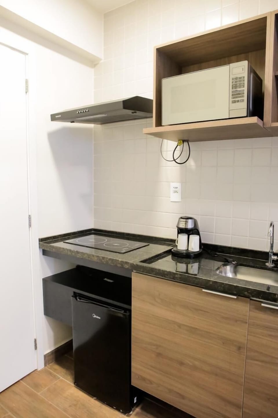 Microwave, cookware/dishes/utensils
