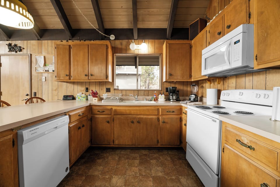 Full Kitchen - Full kitchen! Dishwasher, stove, fridge and freezer, microwave, coffee maker, blender, and everything you need for a great meal!