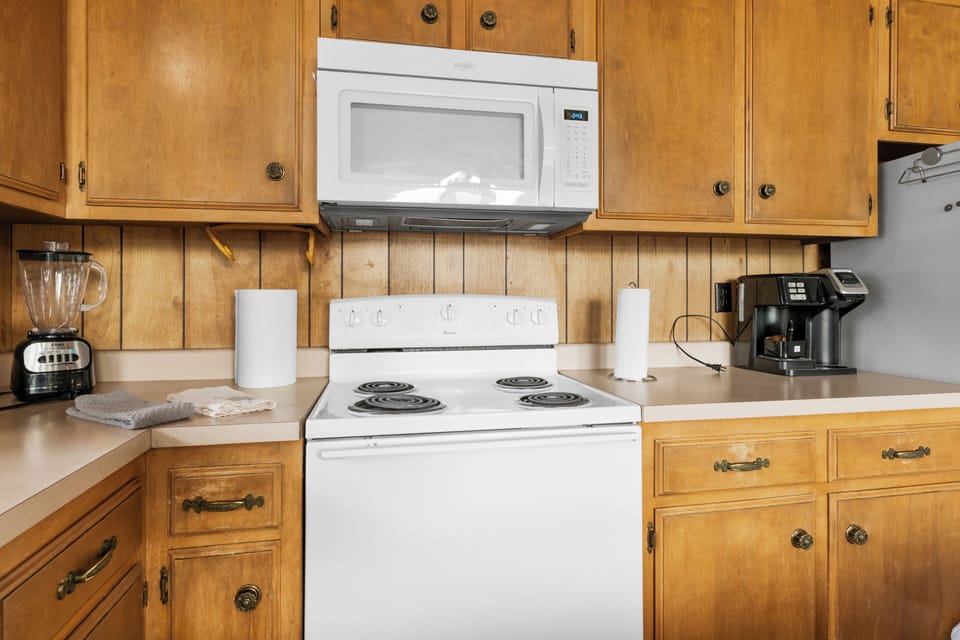 Full Kitchen - Full kitchen! Dishwasher, stove, fridge and freezer, microwave, coffee maker, blender, and everything you need for a great meal!