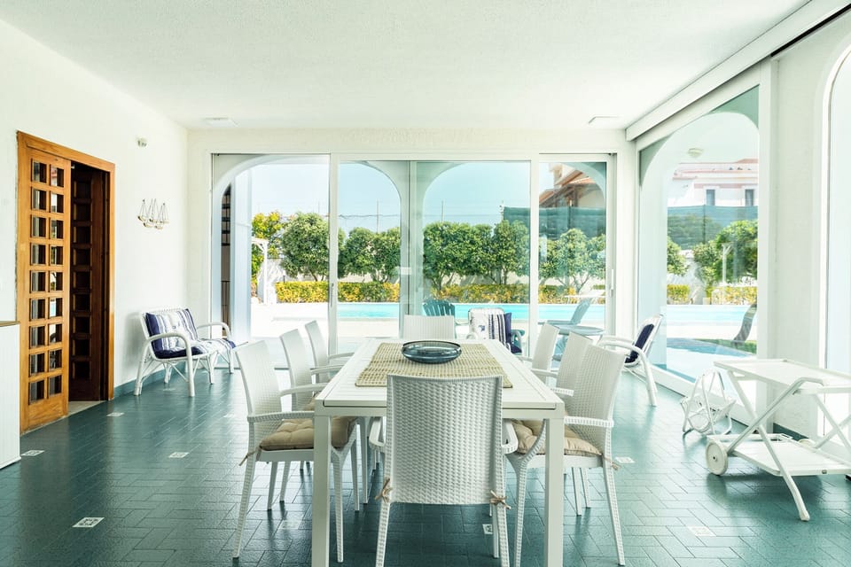 Deluxe Villa, Pool View | Dining room