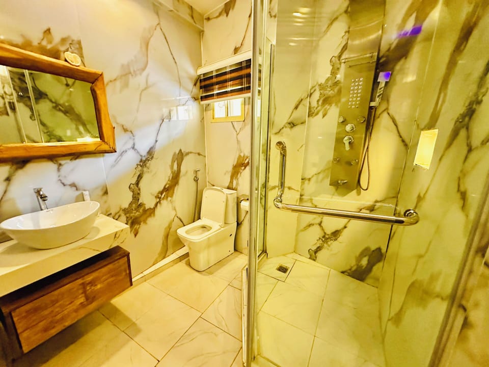 Family Room | Bathroom | Shower, towels, soap