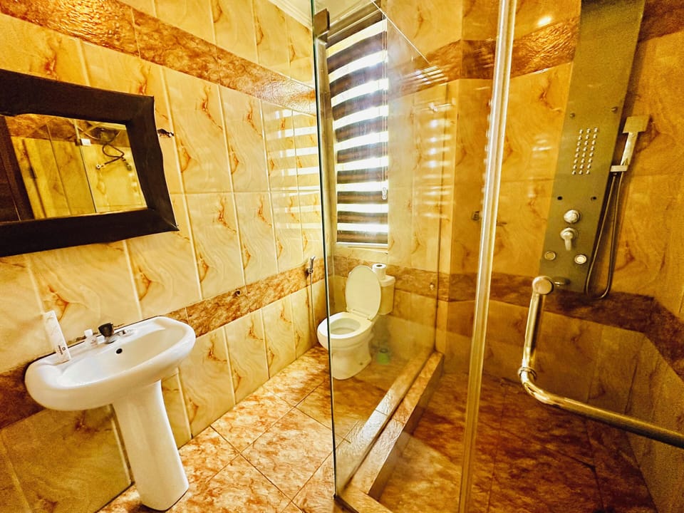 Classic Room | Bathroom | Shower, towels, soap
