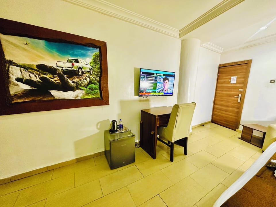 Classic Room | In-room safe, desk, WiFi (free), bed sheets