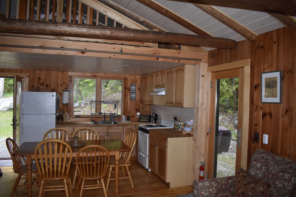Full kitchen with eating area