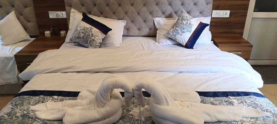 Deluxe Double Room, Mountain View | Desk, laptop workspace, soundproofing, iron/ironing board (on request)