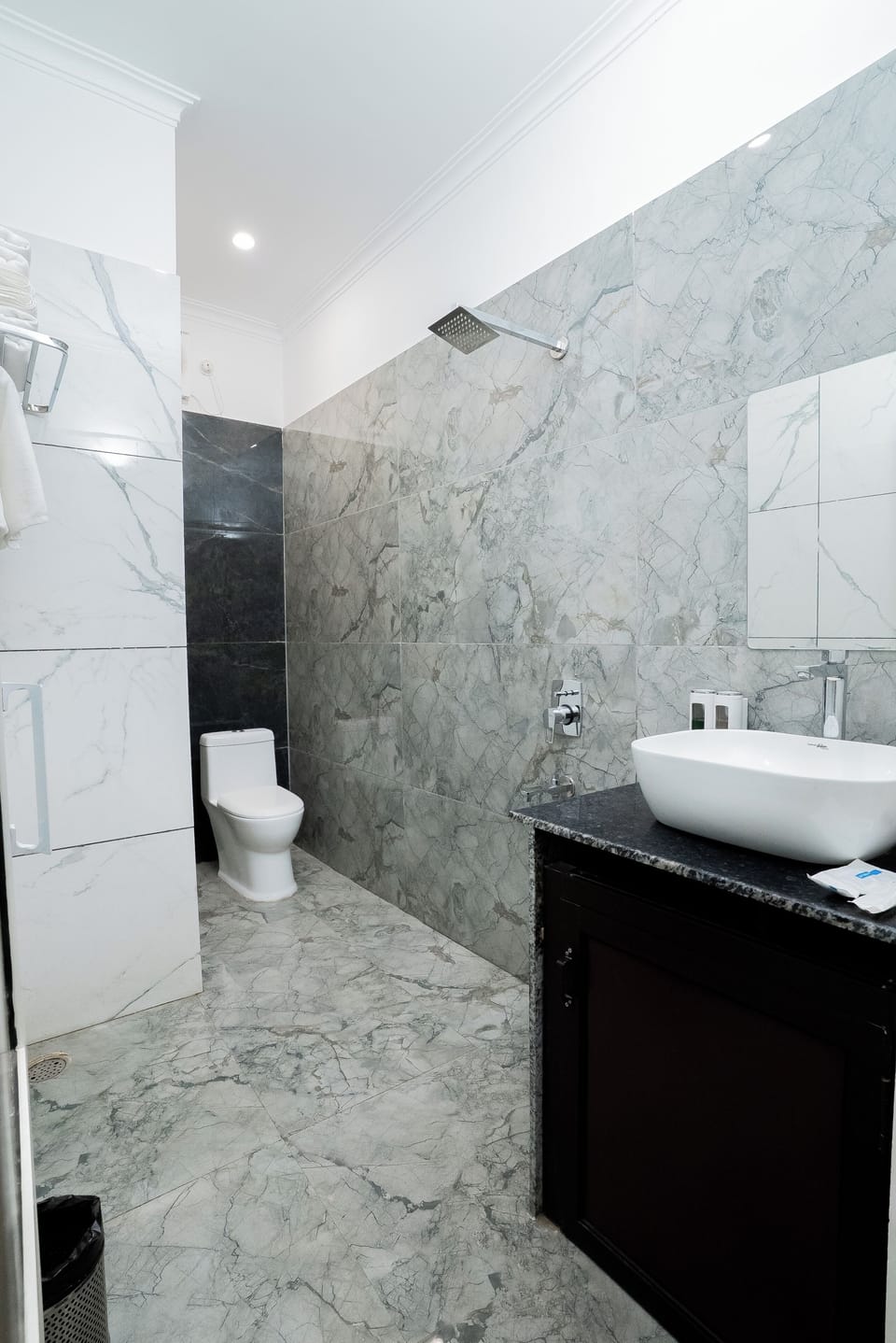 Family Suite | Bathroom | Shower, towels, soap, shampoo