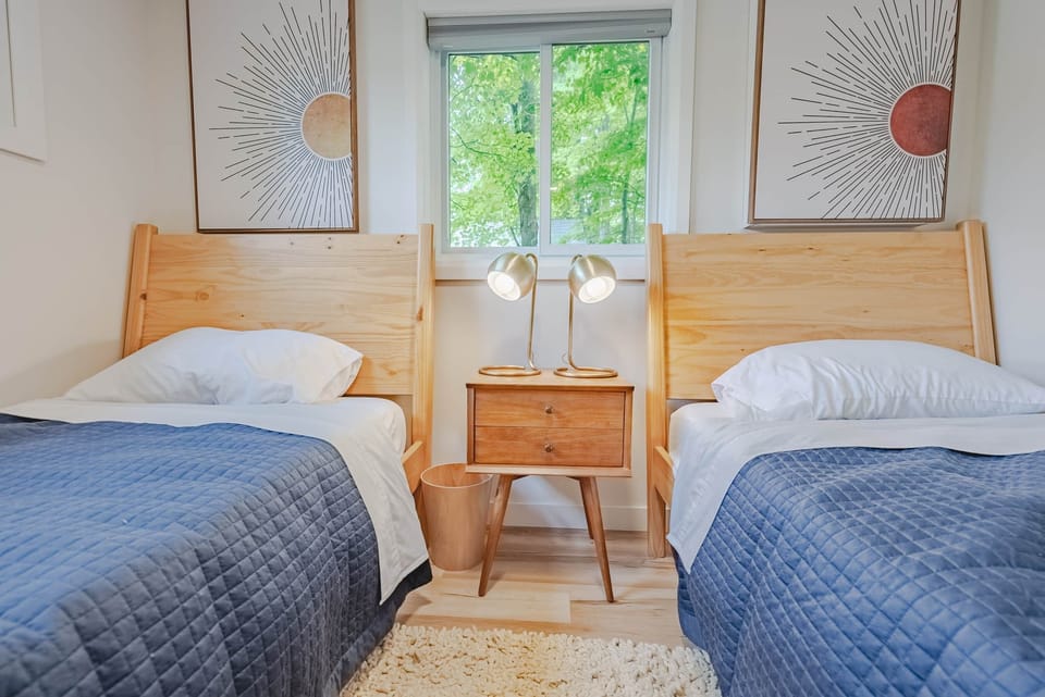 Bedroom 2: Twin Beds