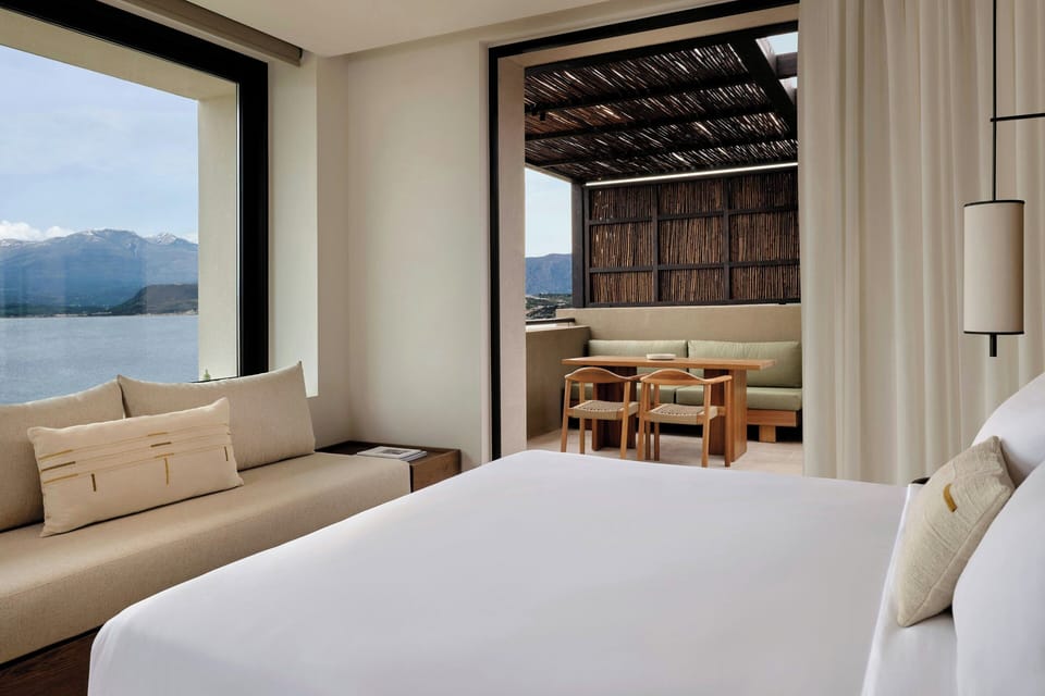 Deluxe Guest room, 1 King, Sea view, Balcony, Whirlpool | Minibar, in-room safe, desk, blackout drapes