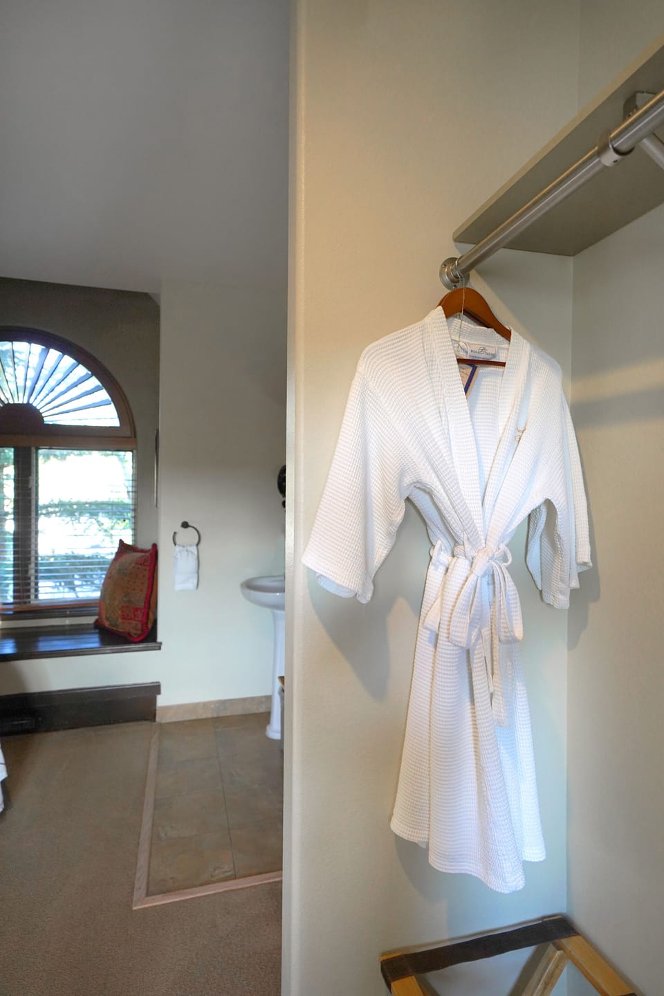 Standard Room, 1 King Bed, Mountain View, Mountainside | Premium bedding, in-room safe, laptop workspace, iron/ironing board