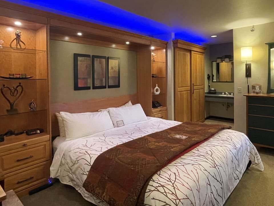 Signature Room, 1 King Bed, Fireplace, Garden View | Premium bedding, in-room safe, laptop workspace, iron/ironing board