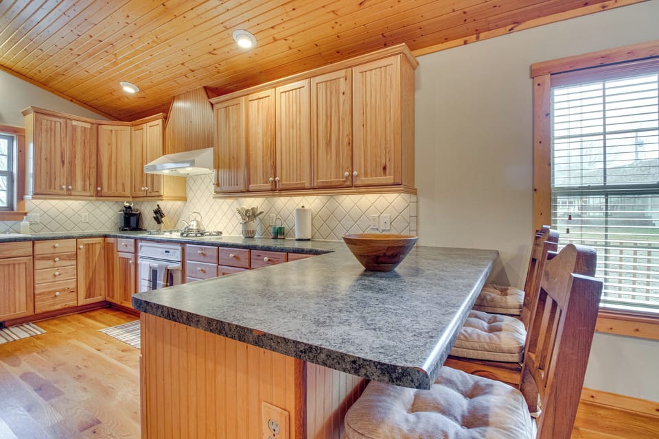 Kitchen | Breakfast Bar | Cooking Basics | Refrigerator