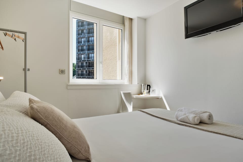 Chambre Simple confort | Iron/ironing board, free cribs/infant beds, free WiFi, bed sheets