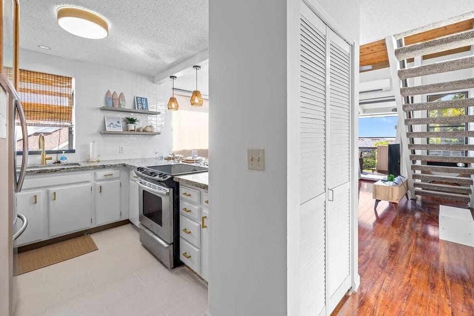 Condo, 2 Queen Beds (Kailua Bay Resort#4-306) | Private kitchen | Paper towels