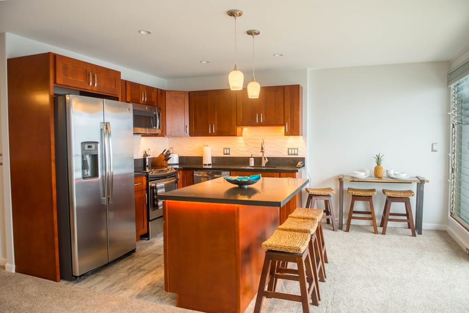 Extra seating for lunch, this kitchen is fully equipped to make a full dinner or prepare a simple snack!