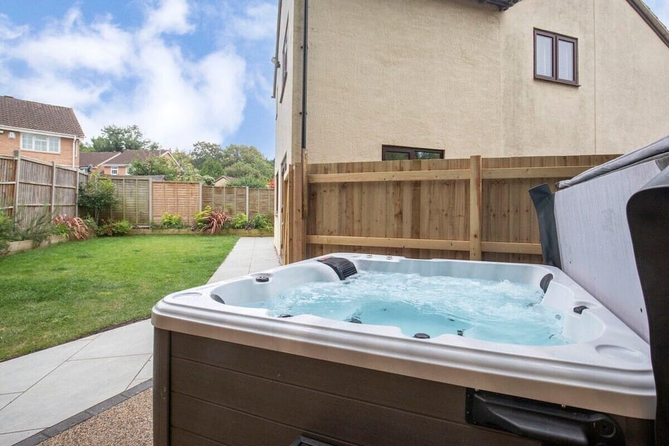 Hot Tub / whirlpool bath (Outdoor)