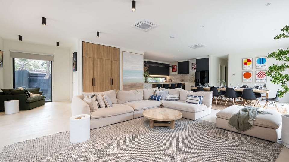 Spacious living room 
