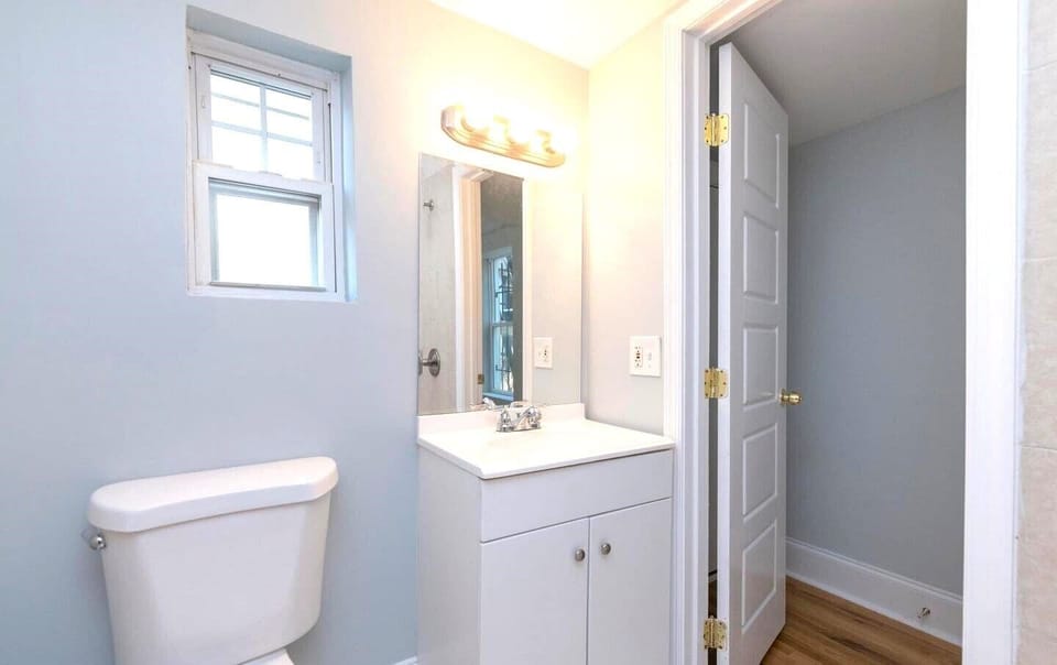 Apartment | Bathroom | Free toiletries, towels, soap, shampoo