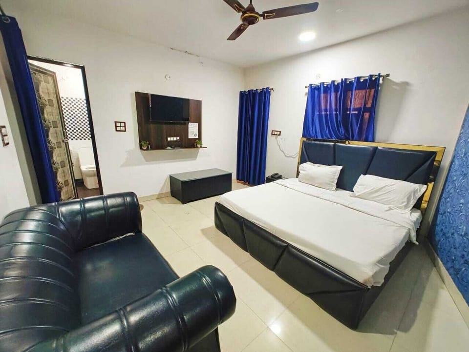 Deluxe Room, City View | Desk, laptop workspace, blackout drapes, free WiFi