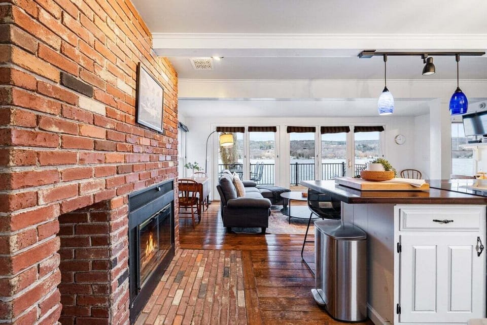 Kitchen and sitting area