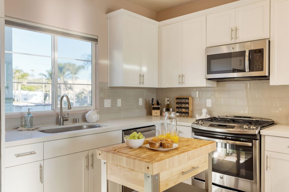 Fully equipped kitchen.