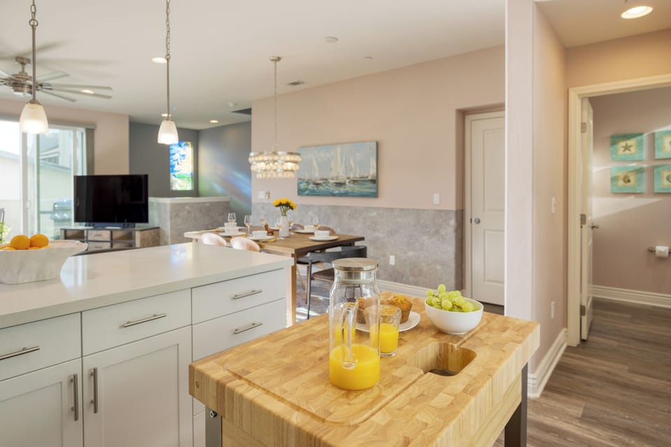 Fully equipped kitchen.