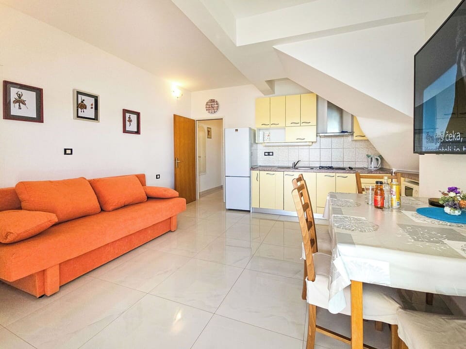 Flooring, Floor, Apartment, Chair, Wood Stain, Wood Flooring, Hardwood, Hotel