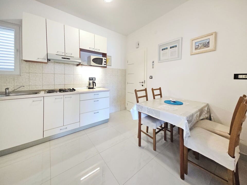 Flooring, Furniture, Floor, Interior Design, Apartment, Ceiling, Countertop, Room, Kitchen & Dining Room Table, Cabinetry