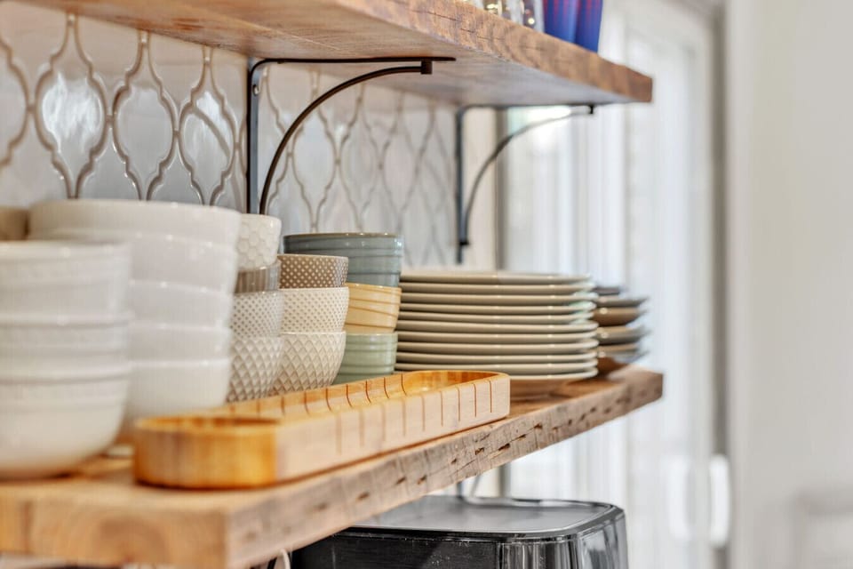 Plenty of dishware for everyone! 🍽️ Don’t forget to grab the famous Stecca bread from Swamp Rabbit Café & Grocery—slice it up on the breadboard and share a local favorite. A perfect touch for any meal!