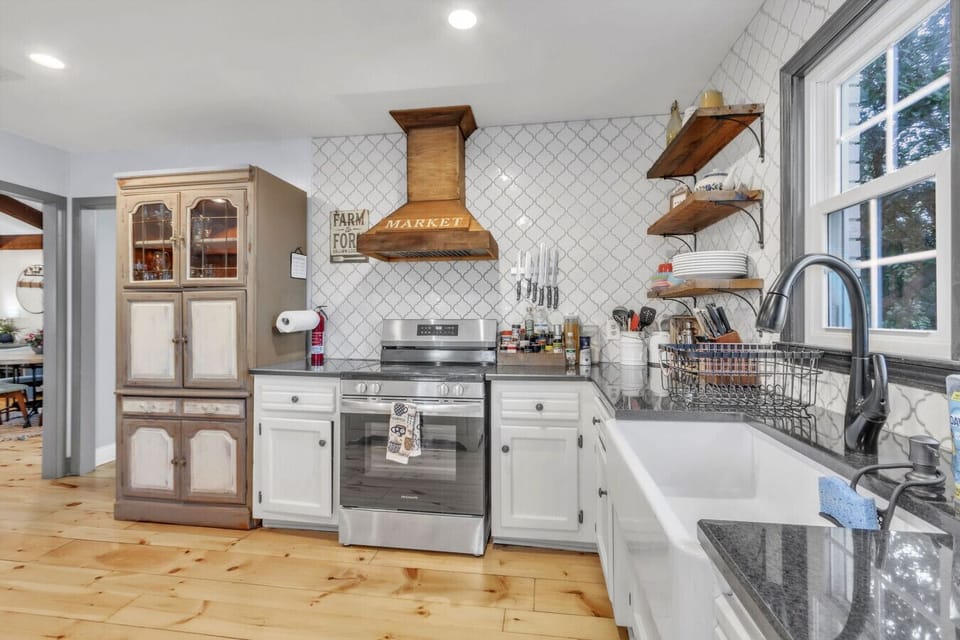 Whip up delicious meals in our spacious chef’s kitchen! 🍳 With a large stovetop and plenty of prep space, you can easily cook for the whole family. From hearty breakfasts to gourmet dinners, this kitchen is designed for unforgettable culinary moments!