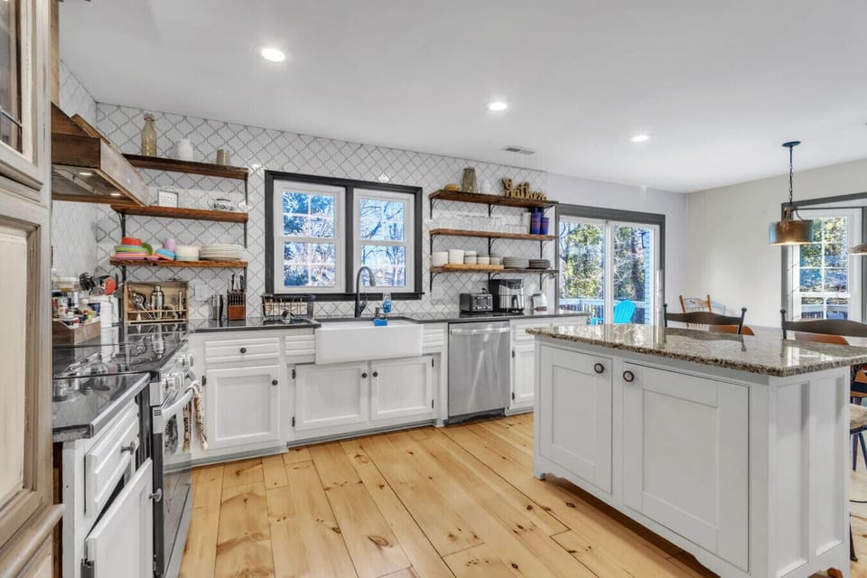 Washing up never looked so good! ✨ Our modern farmhouse sink is flooded with natural light and offers relaxing backyard views. Whether cleaning up after an adventure or just enjoying the scenery, this bright and airy space makes every rinse refreshing!