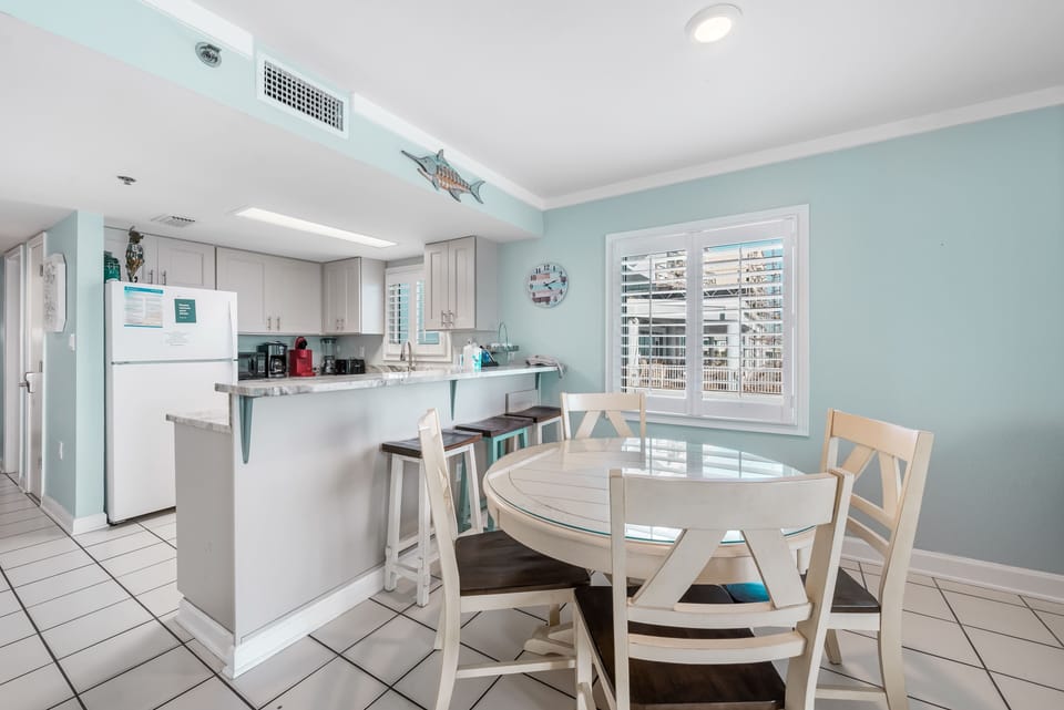 Signature Condo, 2 Bedrooms, Beach View | In-room dining