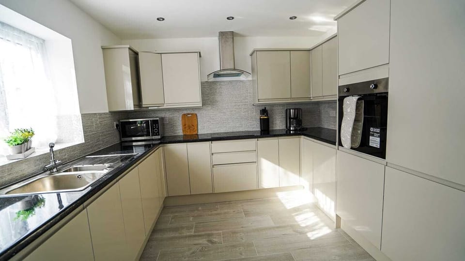 Luxury House, 4 Bedrooms, Non Smoking, Kitchen | Private kitchen