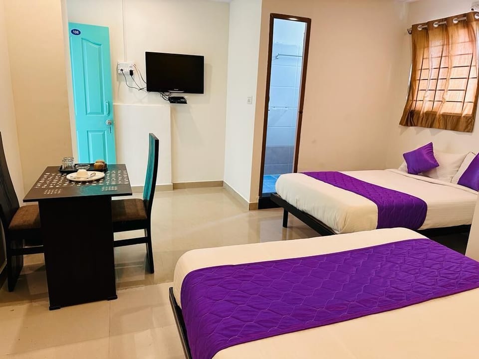 Deluxe Double Room, 1 Queen Bed | Desk, laptop workspace, free WiFi, bed sheets