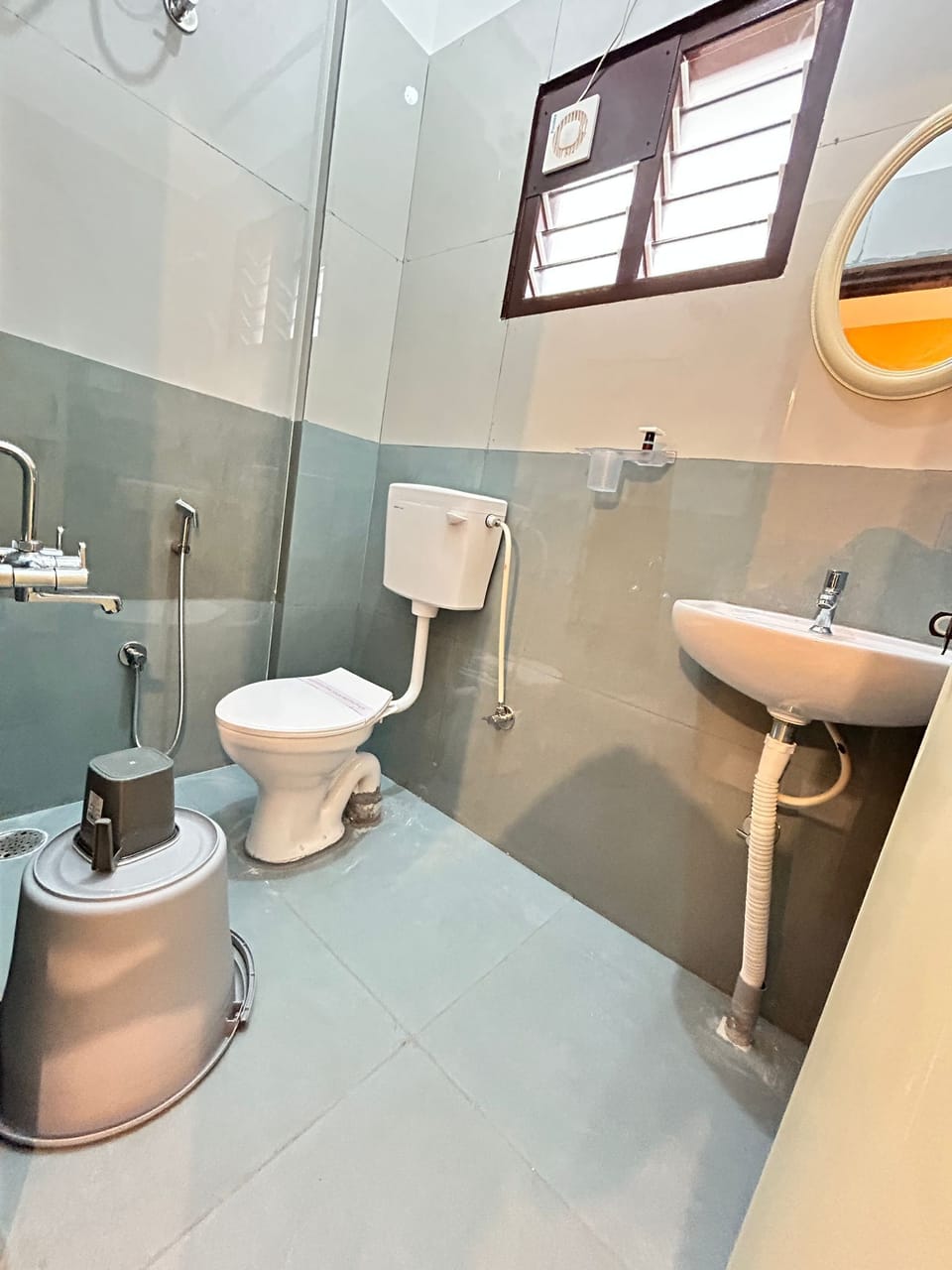 Deluxe Double Room, 1 Queen Bed | Bathroom | Shower, free toiletries, hair dryer, towels