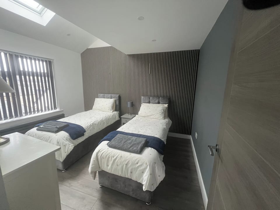 Whole House -sleeps4-parking-garden-bikinghiking House in Bury