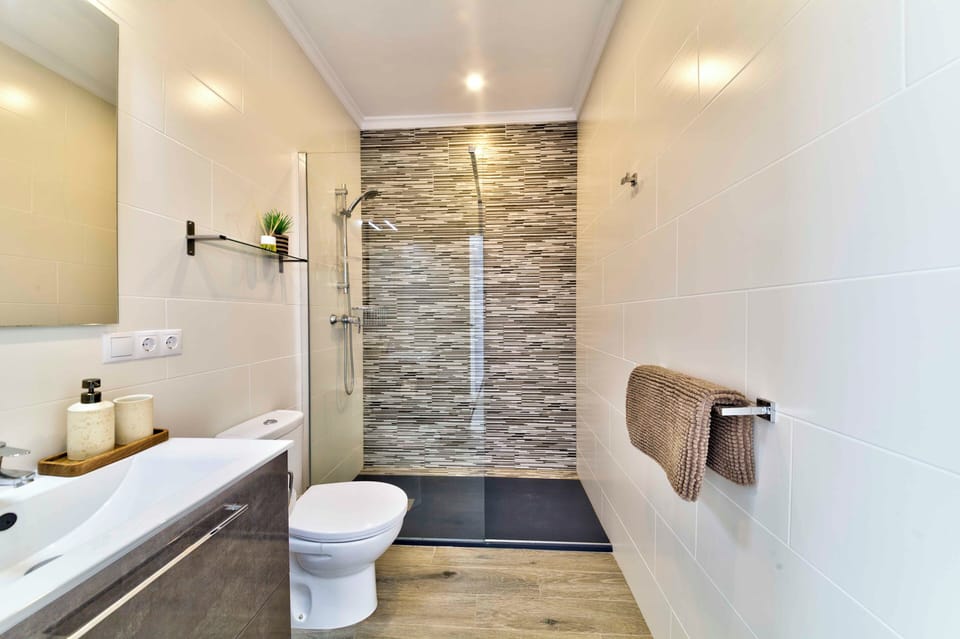 Upper level queen size en-suite