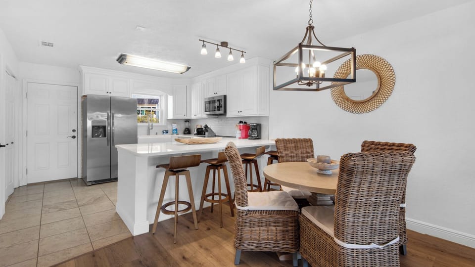 Palm Sounds 1st Level - Dining & Kitchen Area