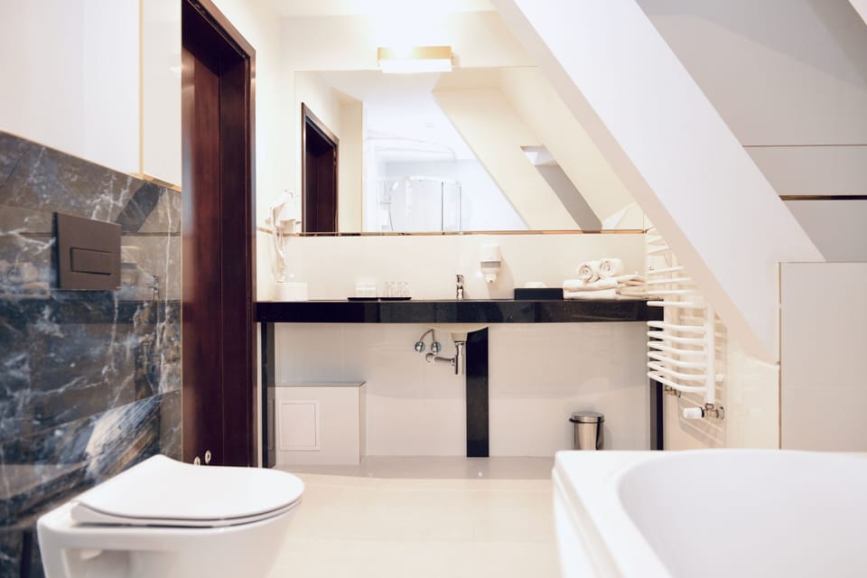 Apartament Superior Motlawa river view | Bathroom | Free toiletries, hair dryer, slippers, towels