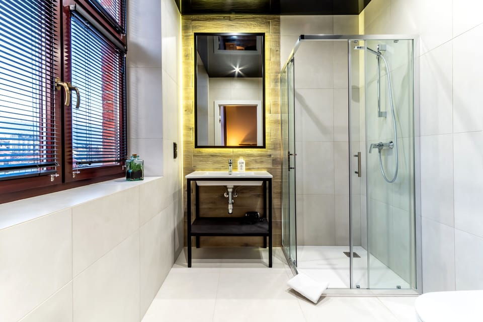 Standard Double Room, 1 Queen Bed | Bathroom | Free toiletries, hair dryer, slippers, towels