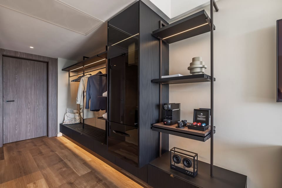 2 bedrooms, minibar, in-room safe, desk