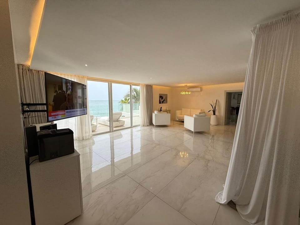 Exclusive Studio Suite, Non Smoking, Ocean View | Living area | 40-inch TV with digital channels