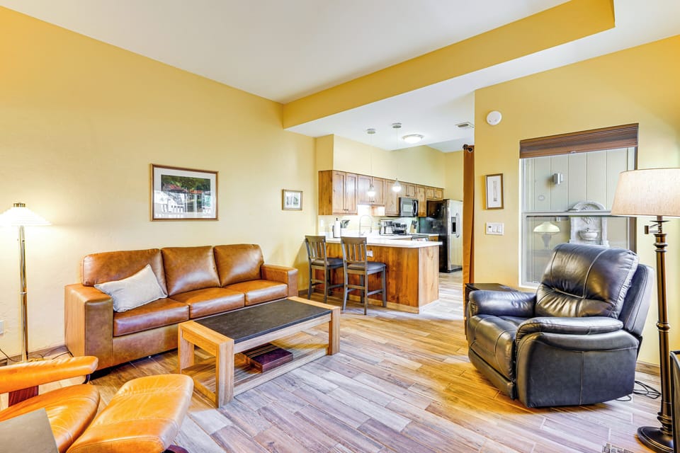Living Room | Smart TV | Free WiFi | Single-Story Unit | Fireplace