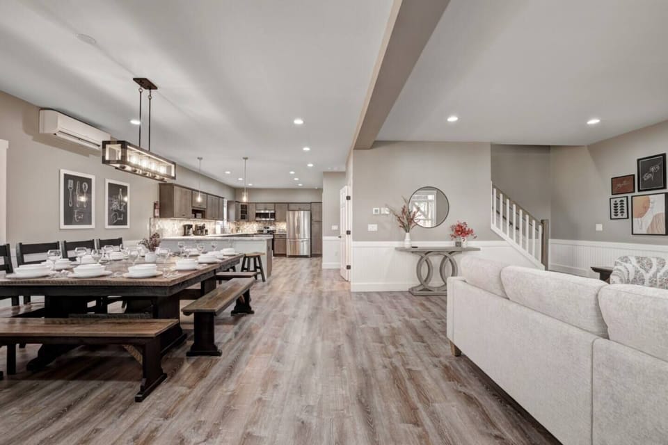 Great room & Dinning room with Lake view. Dinning table with 12 seats. Island with 4 seats. (1)