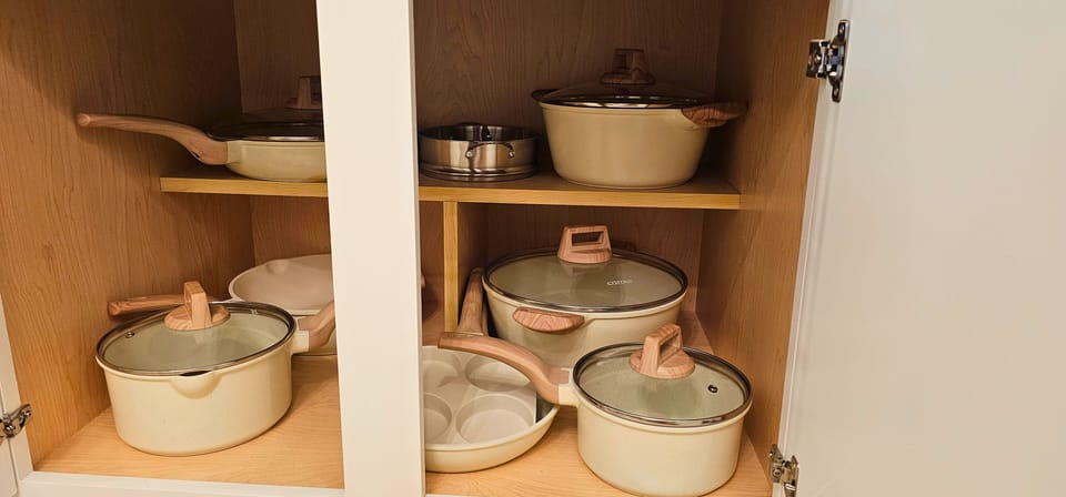 Full cooking set. Left of the range. 