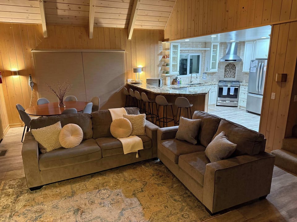 House, Multiple Beds, Hot Tub, Mountain View (Casa Del Lago) | Living area | 50-inch flat-screen TV with digital channels, fireplace