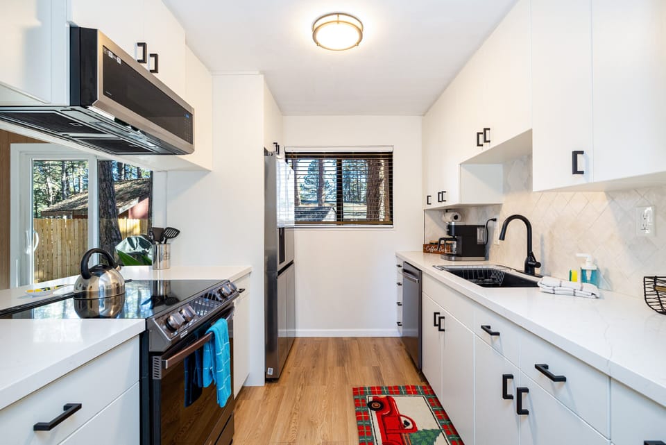 Fully Equipped Kitchen: Perfect for preparing meals with a drip coffee maker, Keurig, toaster, and more.