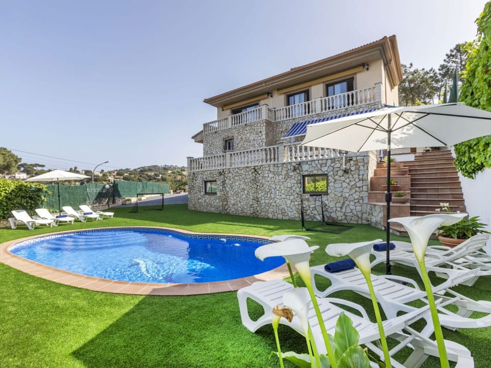 Swimming Pool, Estate, Resort, Lawn, Villa, Artificial Turf, Hotel, Landscaping, Balcony, Mansion