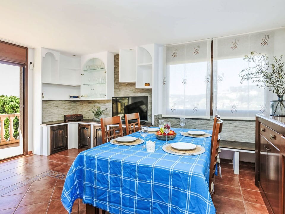 Furniture, Interior Design, Flooring, Kitchen, Kitchen & Dining Room Table, Floor, Ceiling, Dining Room, Chair, Countertop