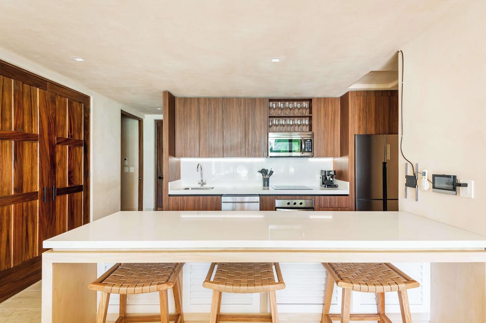 Full kitchen with breakfast bar